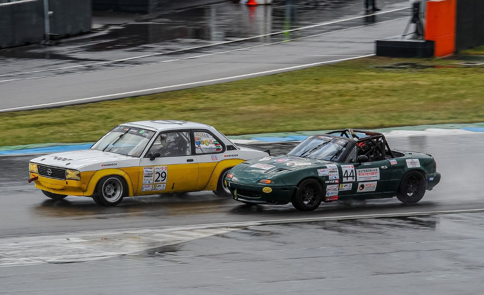 Rob de Laat in de Ascona in gevecht met Yannick Rehorst in de Mazda